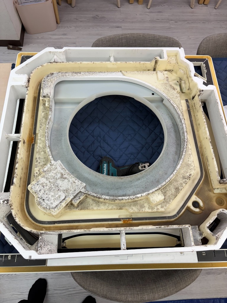 天カセエアコン清掃前 — カビ・ホコリが蓄積した状態